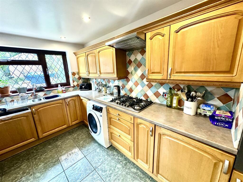 KITCHEN/BREAKFAST ROOM