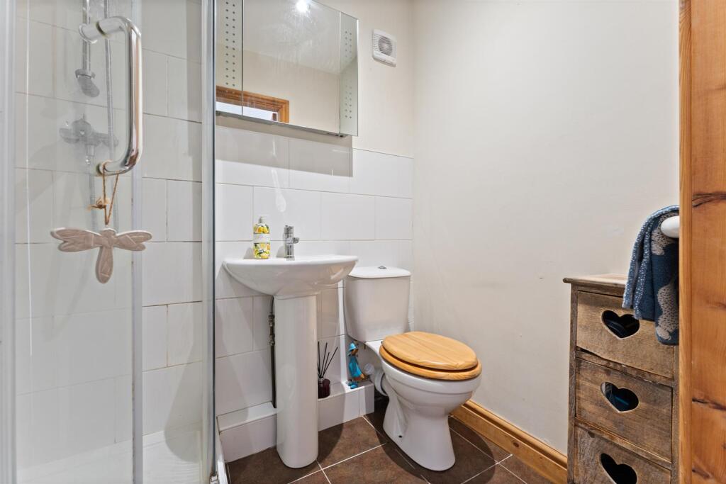 10 Rayleigh Avenue, Cheshire._-25.jpg