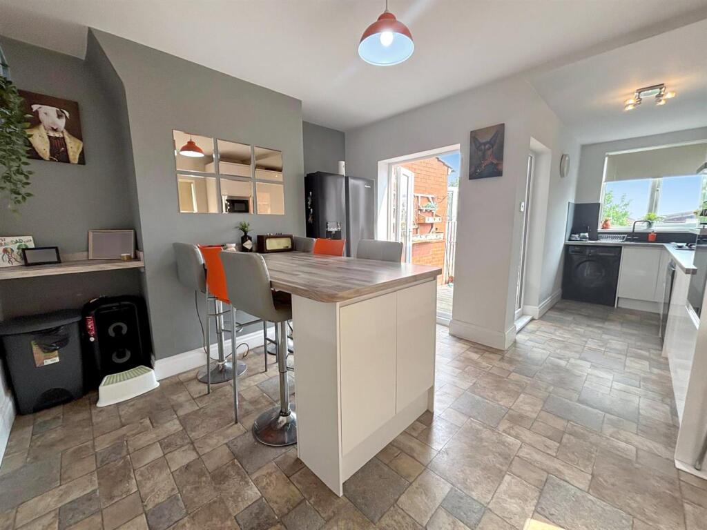 Fitted Breakfast / Dining Kitchen: