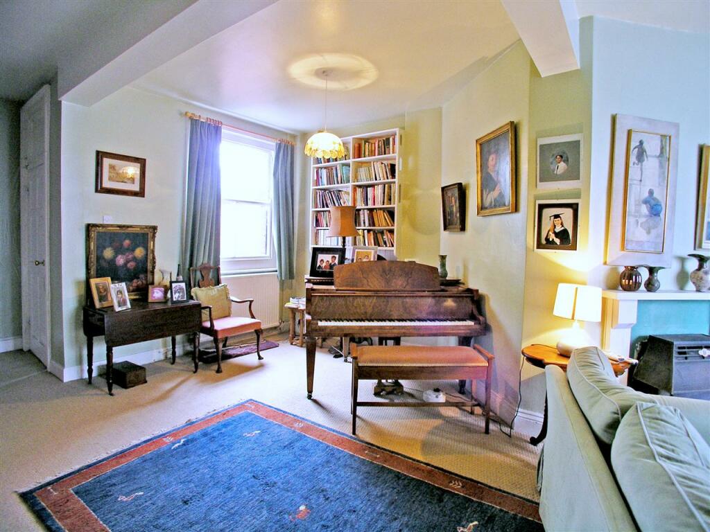 LARGE SITTING ROOM