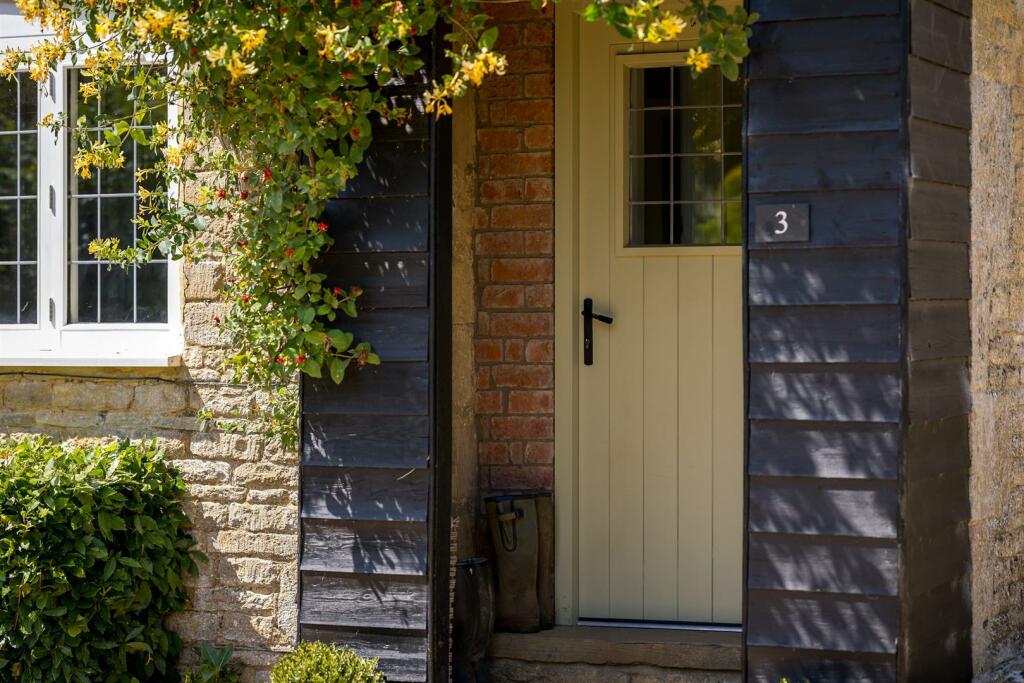 14 - 3 Manor Farm Cottages - GL7 7AL - Web.jpg