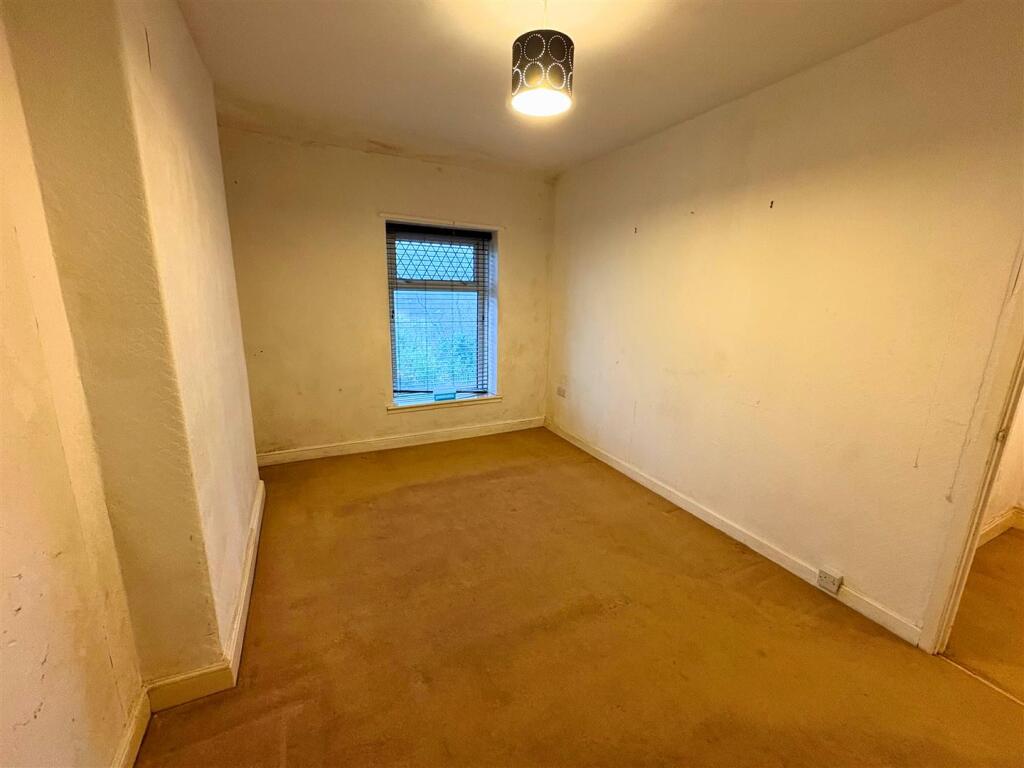 Bedroom 1b (edit).jpg