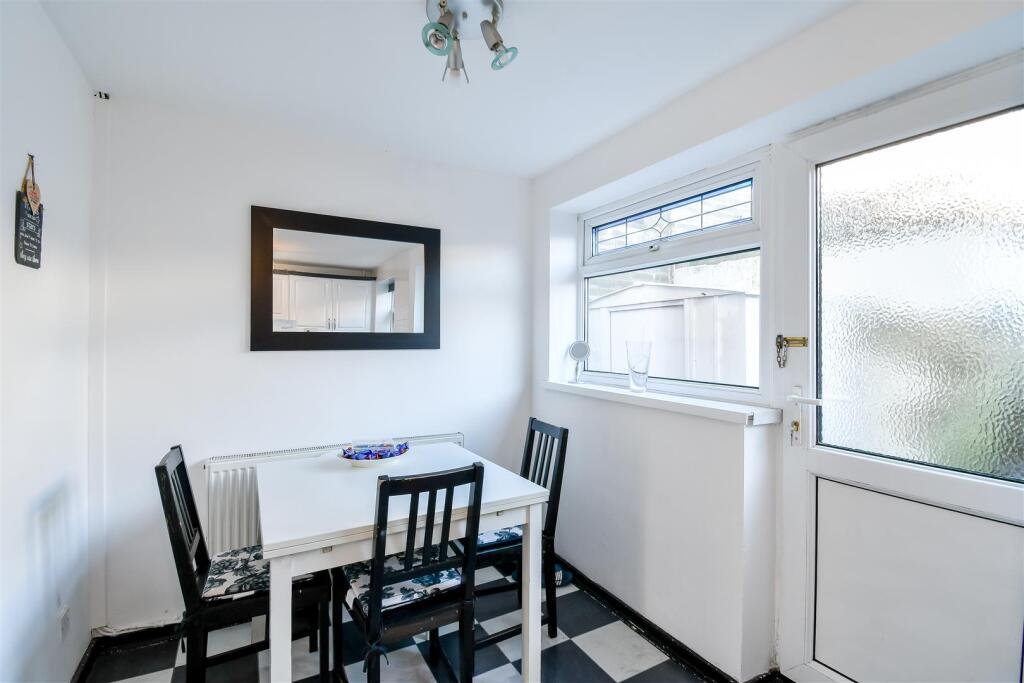 KITCHEN/DINING