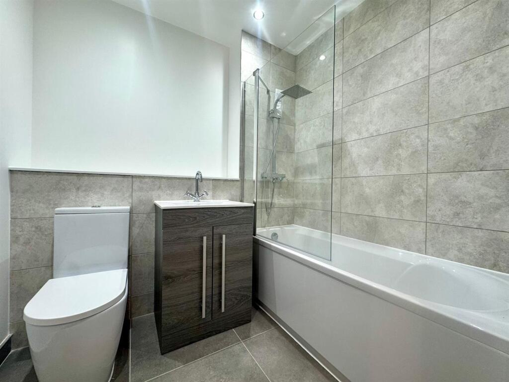 Main bathoom.jpeg
