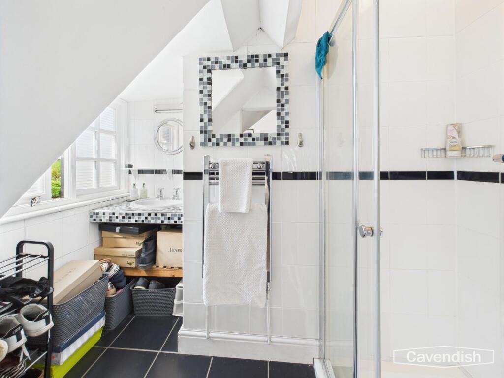 EN-SUITE SHOWER ROOM