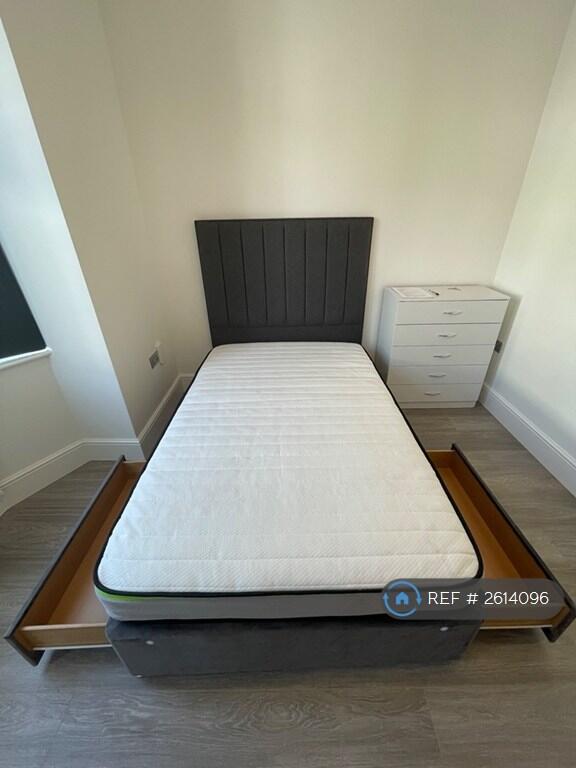 Large Luxury En Suite Bedroom