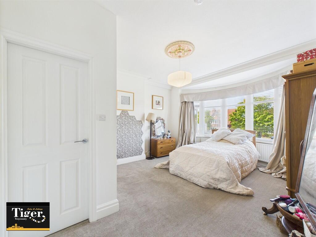 CAM02176G0-PR0579...