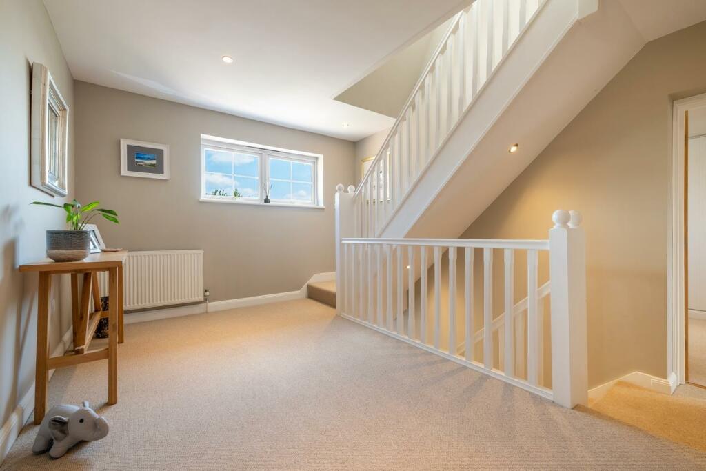 5 Cobb Close-28.JPG