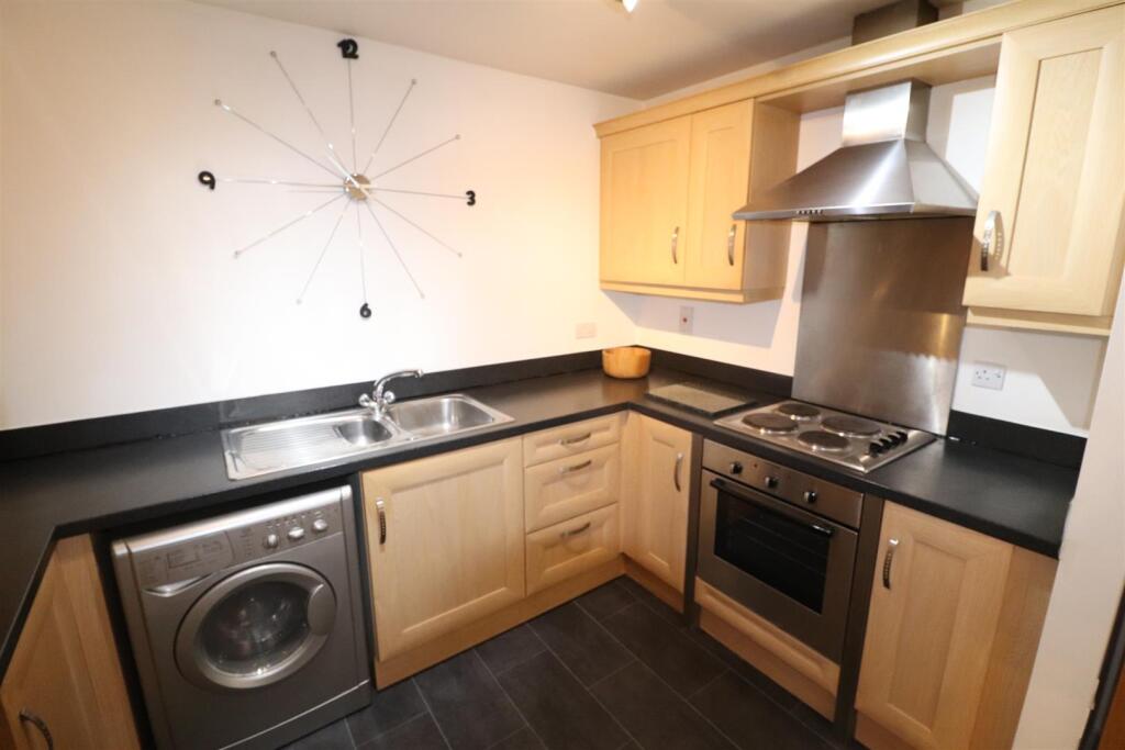 OPEN PLAN LOUNGE/DINING/KITCHEN AREA