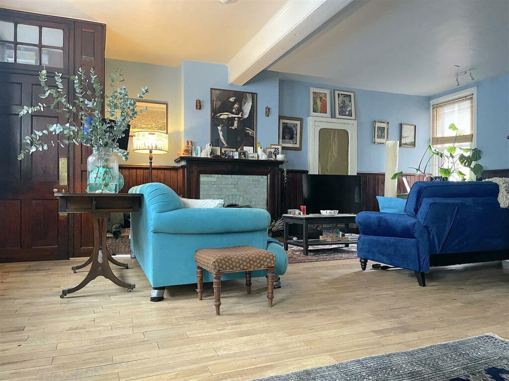 Living Room (5).jpeg
