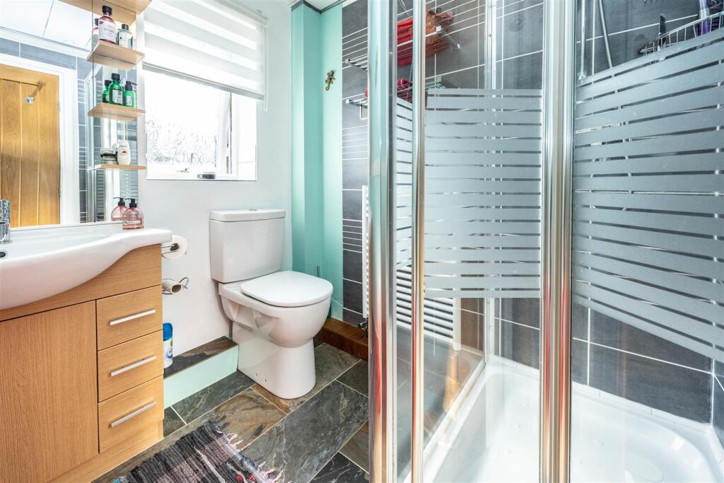 EN SUITE SHOWER ROOM