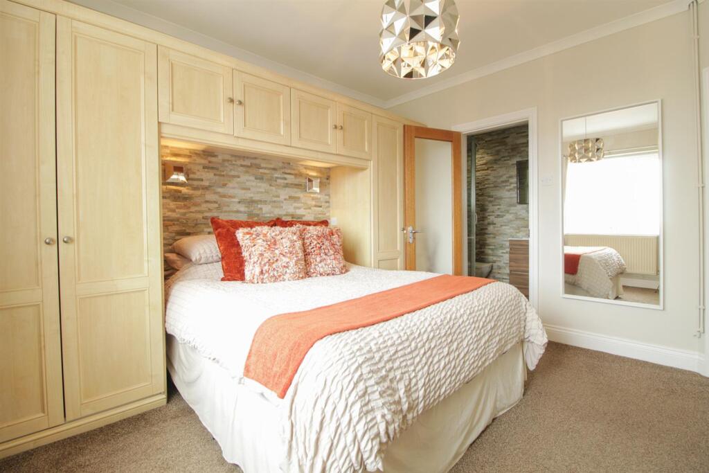 14 - Bedroom 1 - 3.jpg