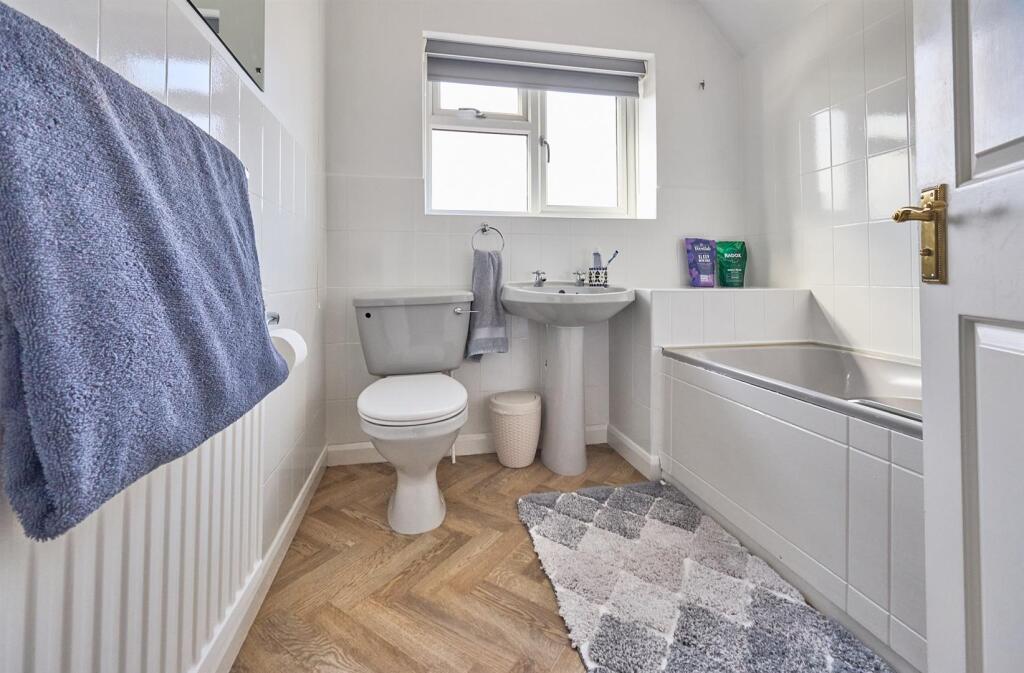 Family Bathroom to Front