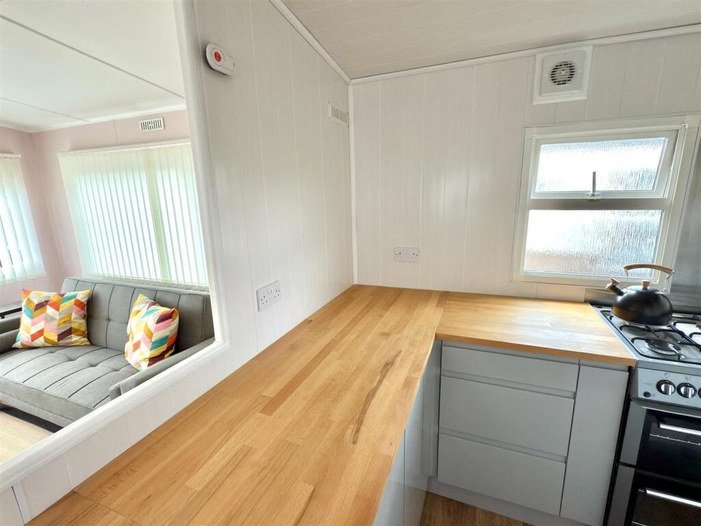 KITCHEN LOUNGE AREA.jpg