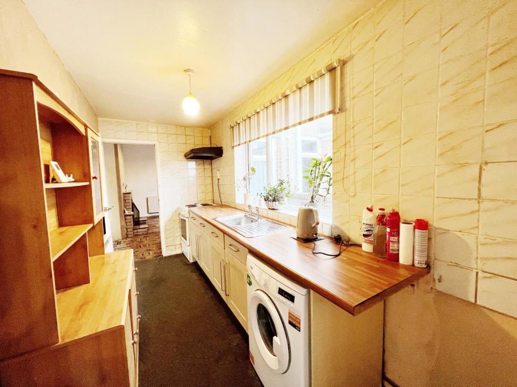 Kitchen pic 2.jpg