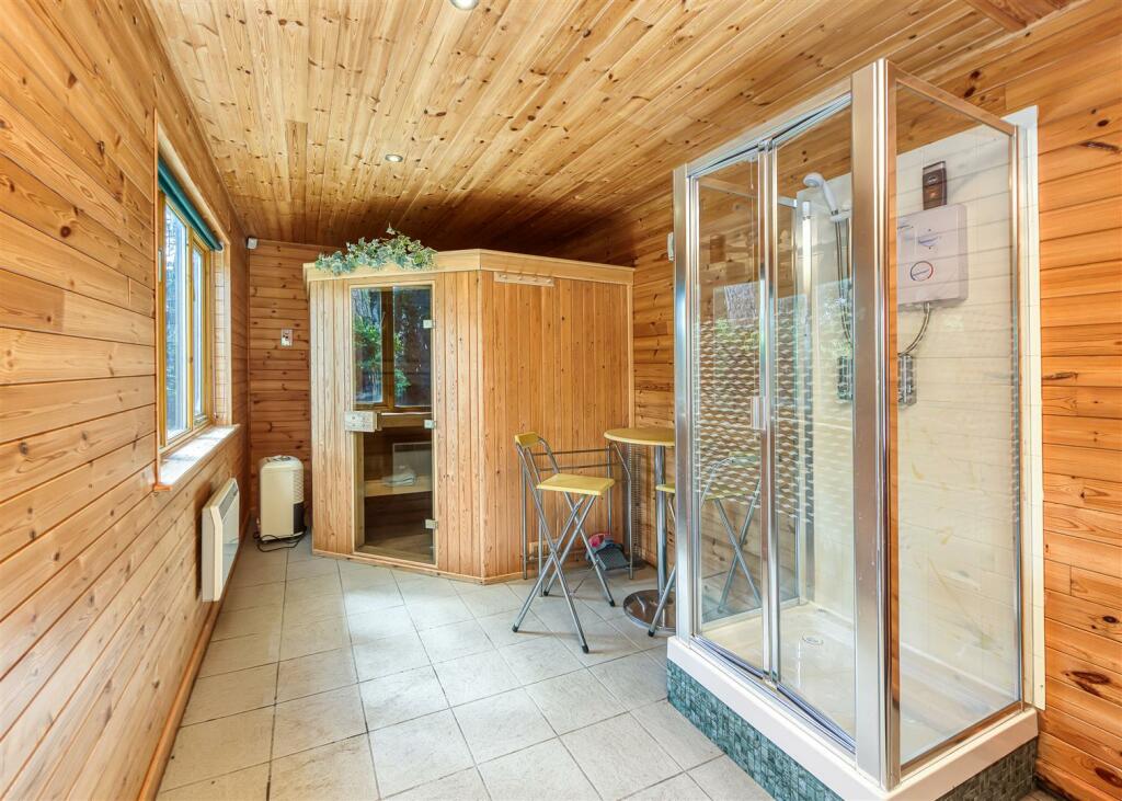 3 Greenhill Court-summerhouse2.jpg
