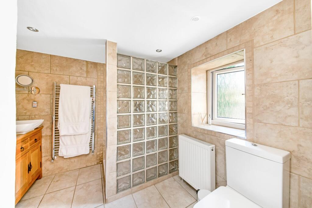 EN-SUITE SHOWER ROOM