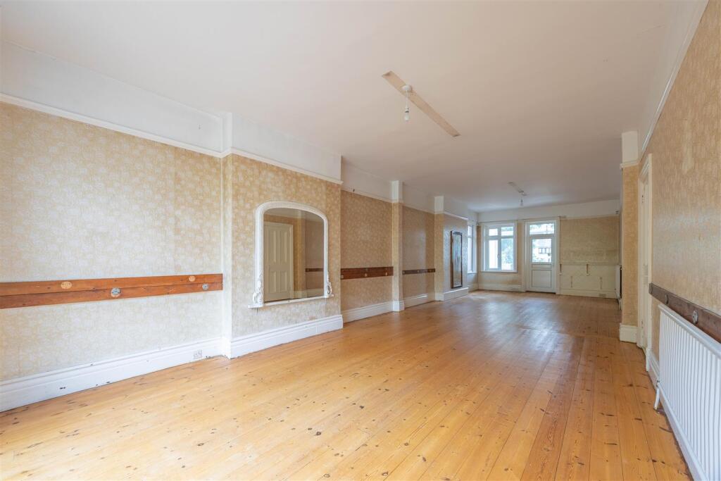 Lounge/Dining Room