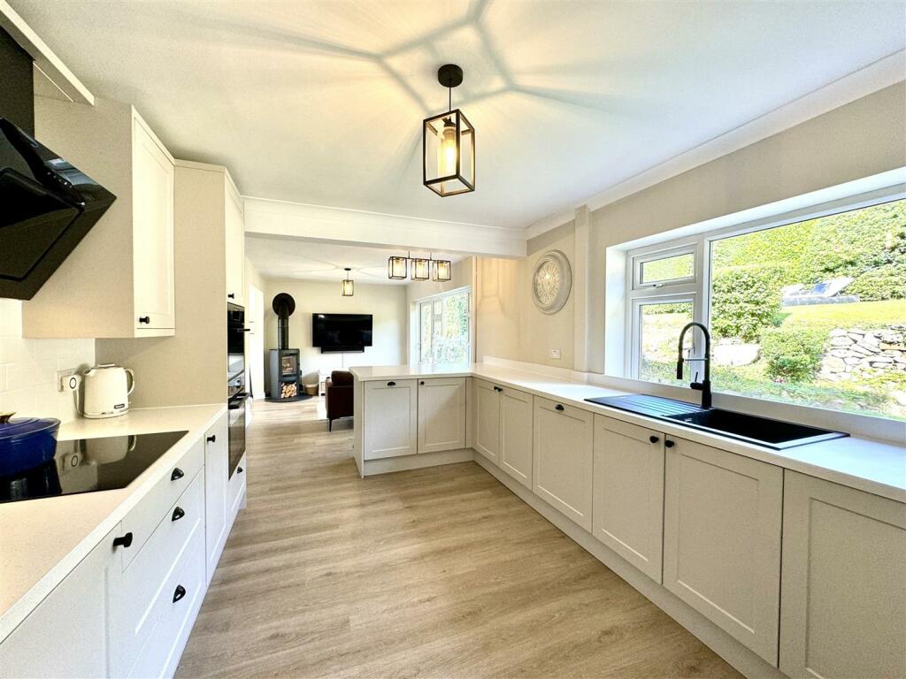 KITCHEN/BREAKFAST AREA