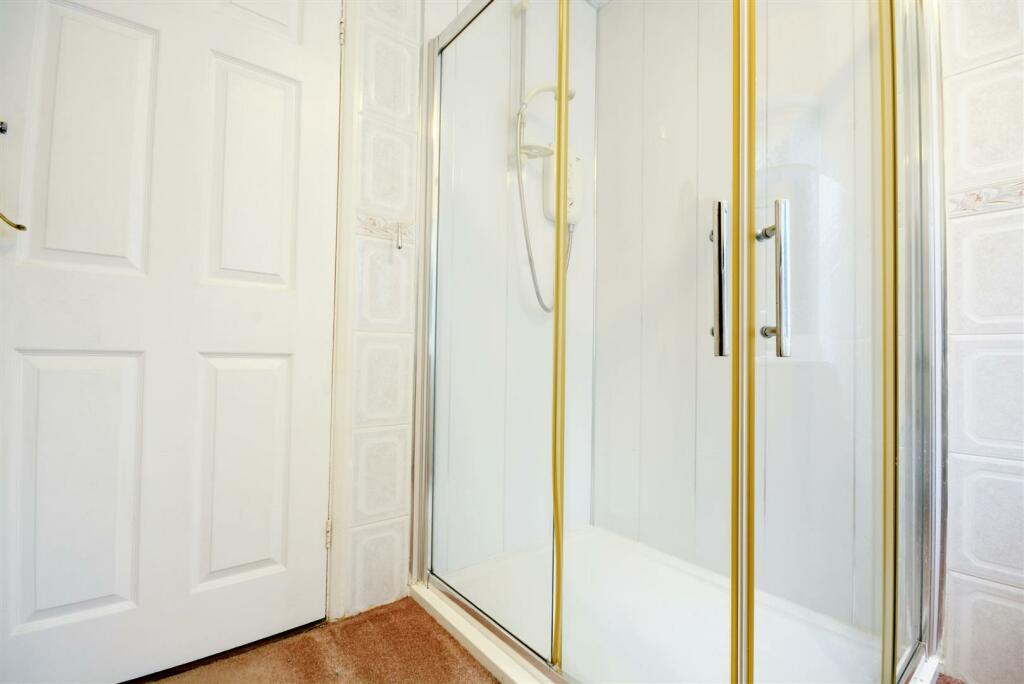 GROUND FLOOR SHOWER ROOM