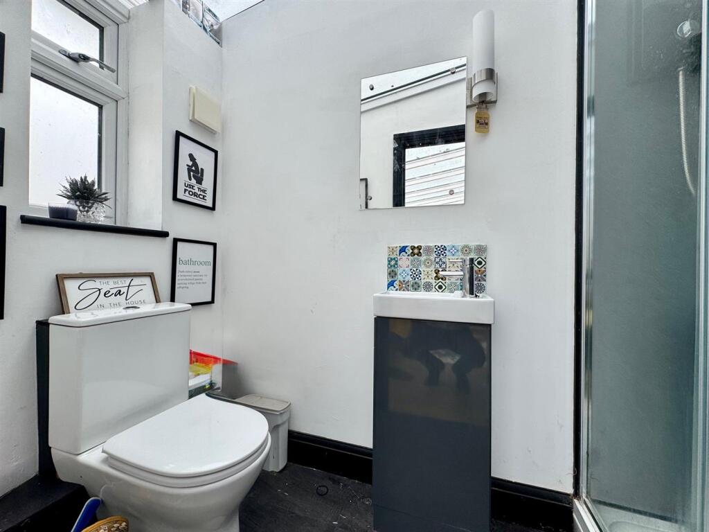 Bathroom 1.jpg