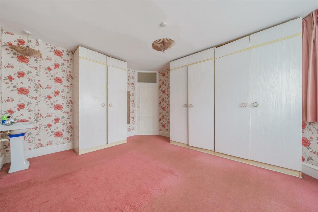 Bedroom 1.jpg