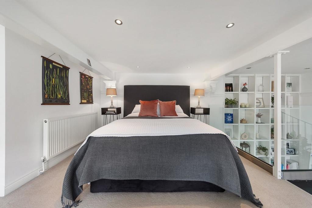 Bedroom (5).jpg