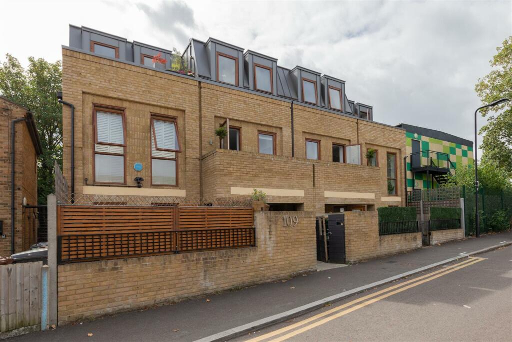 Forest Road, E11