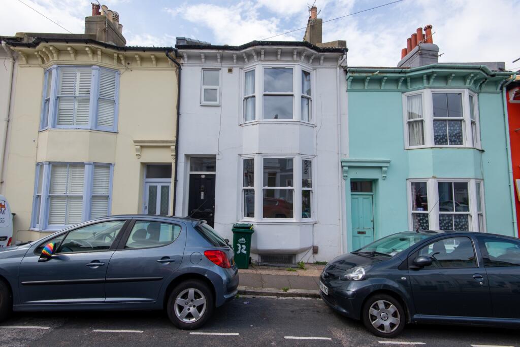 Charming terraced house with a traditional bay ...