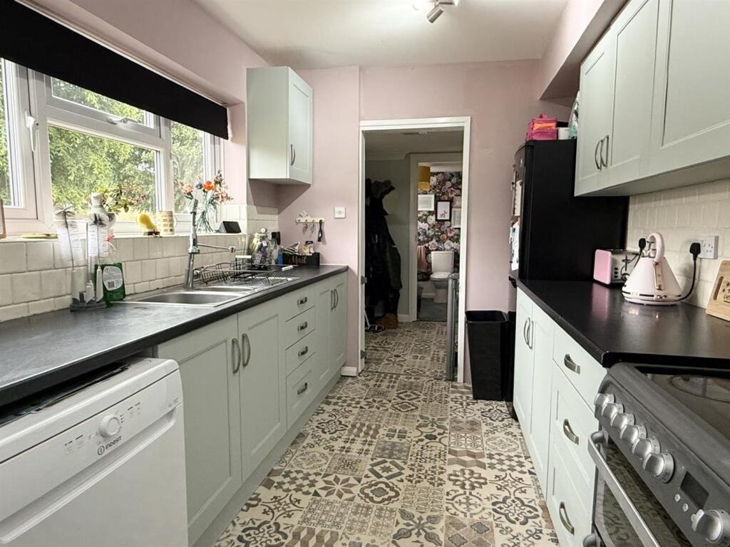 Kitchen 2.jpg