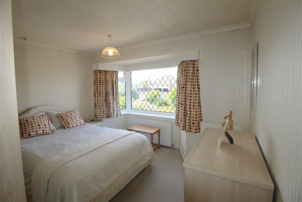 Clive Ave, 31 Bedroom One.JPG