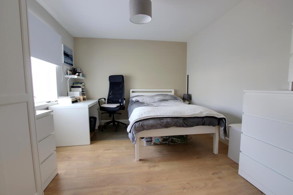 LOUNGE (USED AS A BEDROOM)