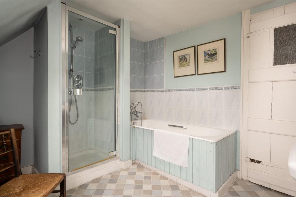 2nd floor Bathroom