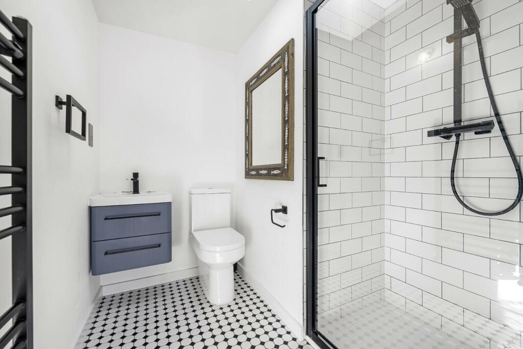Bathroom (2).jpg