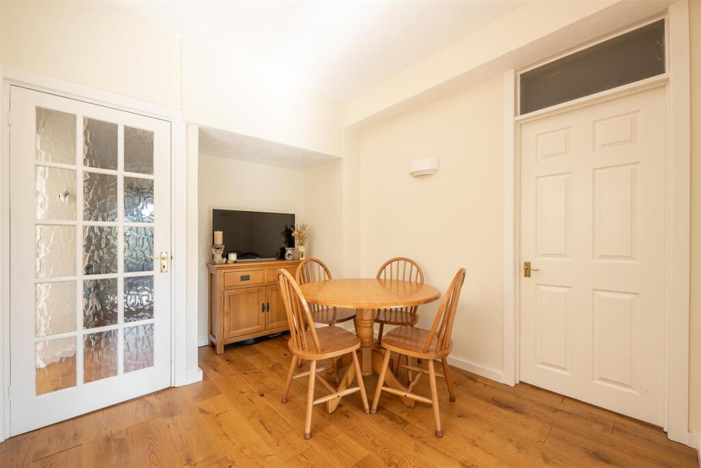 Sherwood Avenue, E18