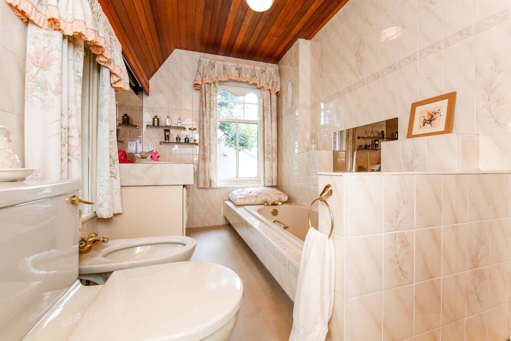 En-suite Bathroom /