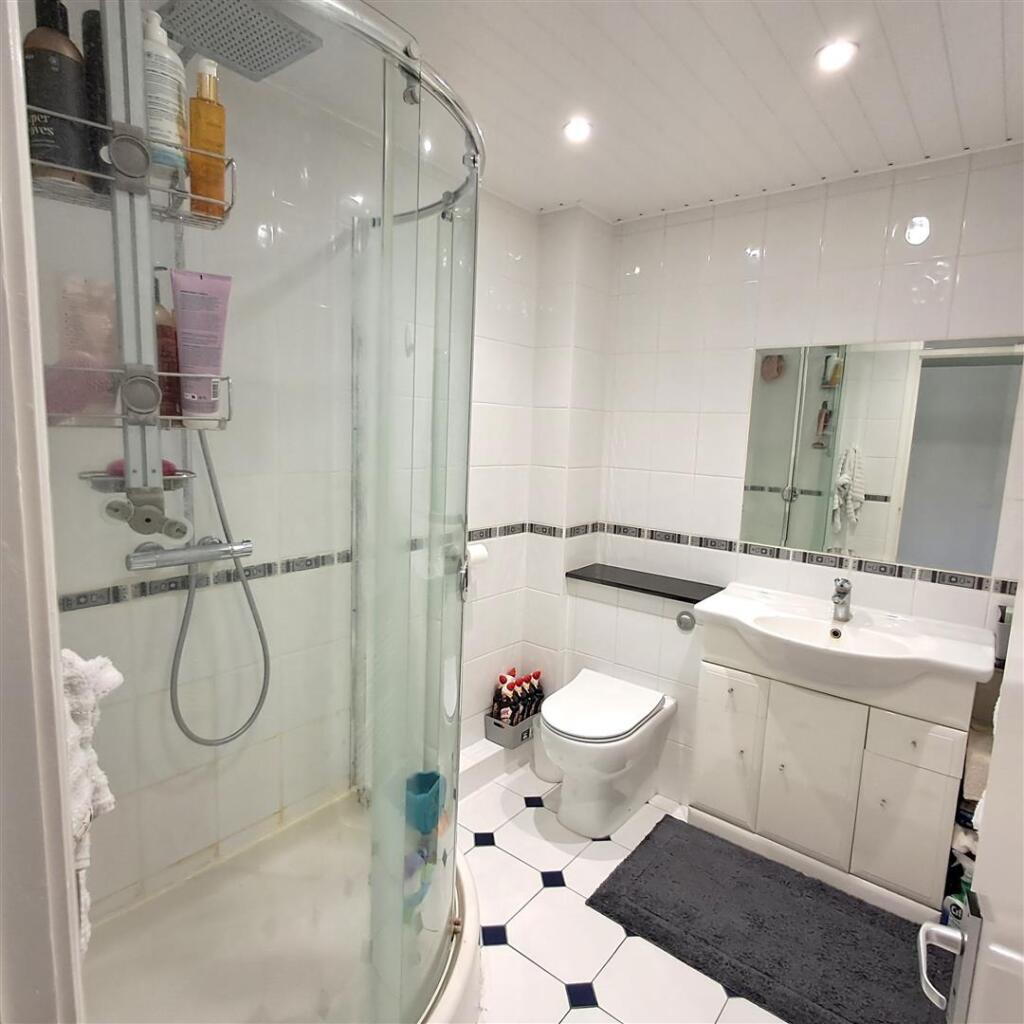En Suite Shower Room: