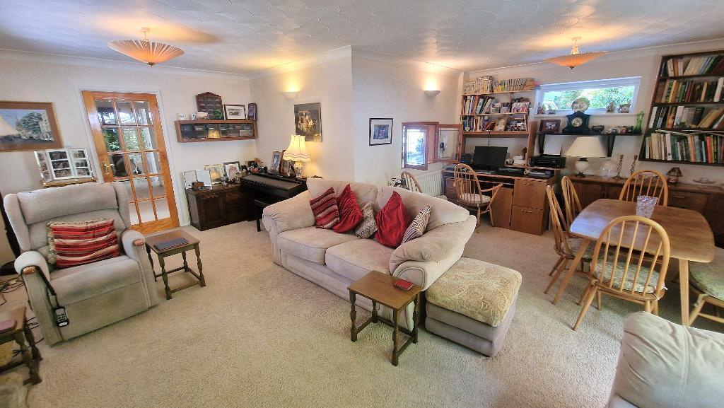 Sitting Room / Dining Room