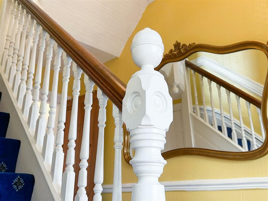 ENTRANCE HALL STAIRCASE
