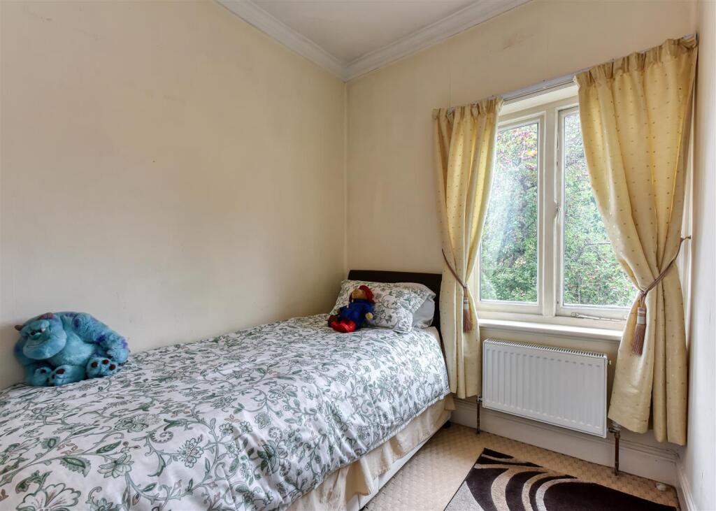 15 Paget Road-bed5.jpg
