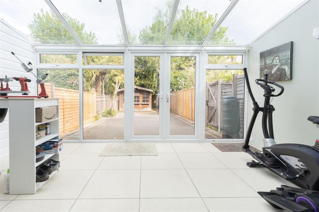 6 Highfield Green   (11).jpg