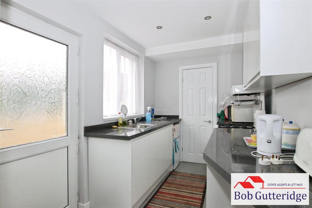 MODERN FITTED KITCHEN