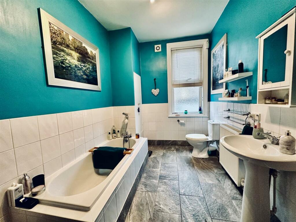 bathroom 3.jpg