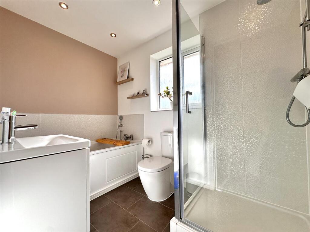 Four-Piece Family Bathroom 412
