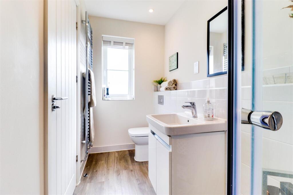 38. En-suite.jpg