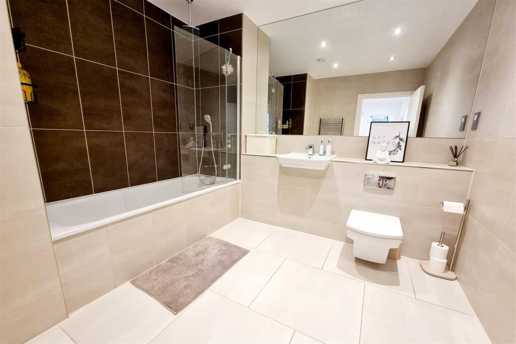 LARGE LUXURY BATHROOM: