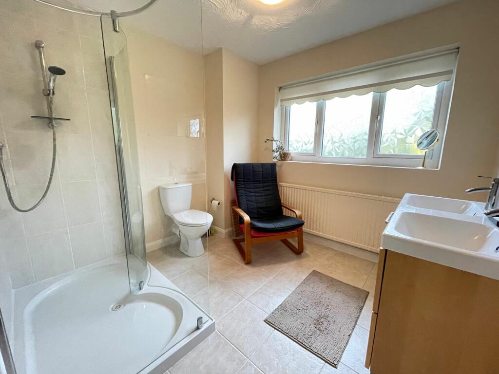EN-SUITE SHOWER ROOM