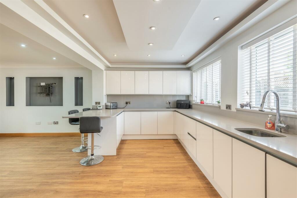8589242-interior27.jpg