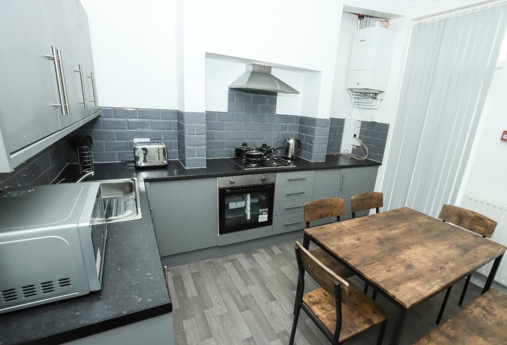 81 Westbourne #11.jpg