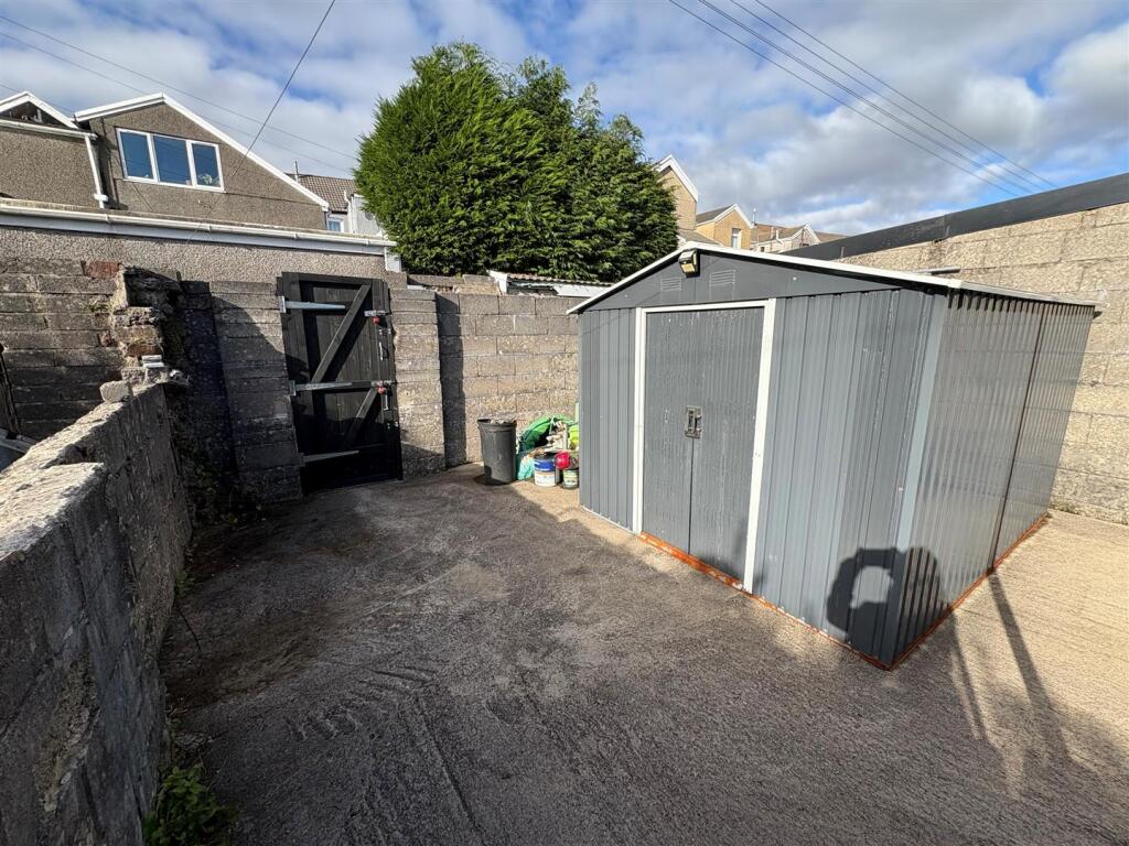 Rear Garden e.jpg